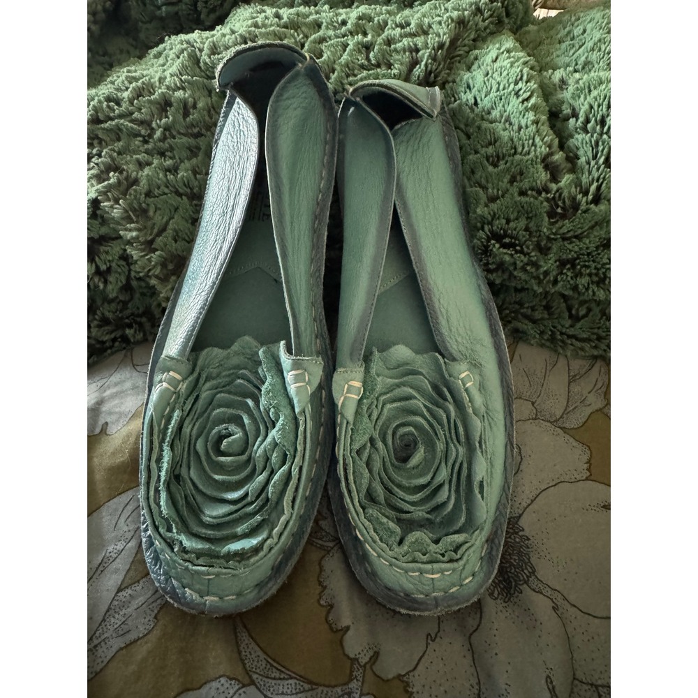 L'Artiste by‎ Spring Step Dezi model, featuring decorative leather flowers
